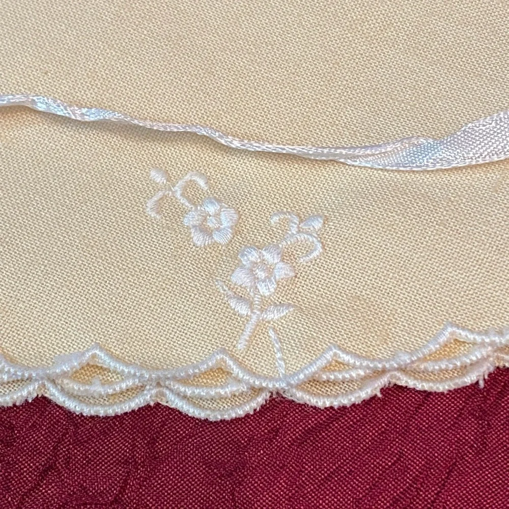 Circa 1900 Vintage Handmade Embroidered Linen Roll/Biscuit/Muffin Holder